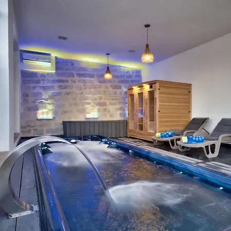 Ghea - Indoor Jacuzzi Pool, Sauna And Games Villa *