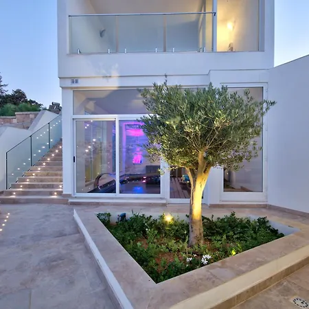 Ghea - Indoor Jacuzzi Pool, Sauna And Games Villa *