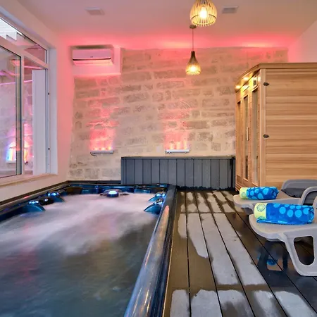 Villa Ghea - Indoor Jacuzzi Pool, Sauna And Games Mellieha