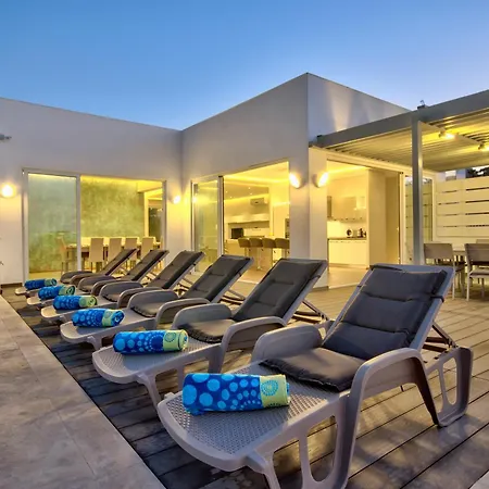 Villa Ghea - Indoor Jacuzzi Pool, Sauna And Games Mellieha