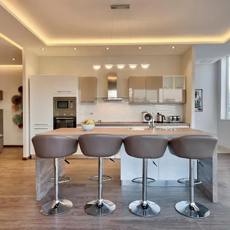 Ghea - Indoor Jacuzzi Pool, Sauna And Games Villa *