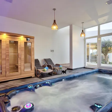 Ghea - Indoor Jacuzzi Pool, Sauna And Games Mellieha