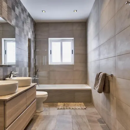 Ghea - Indoor Jacuzzi Pool, Sauna And Games Villa Mellieha