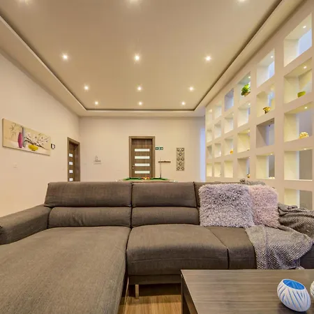 Ghea - Indoor Jacuzzi Pool, Sauna And Games