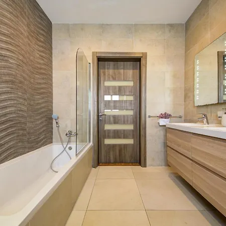 Ghea - Indoor Jacuzzi Pool, Sauna And Games Mellieha