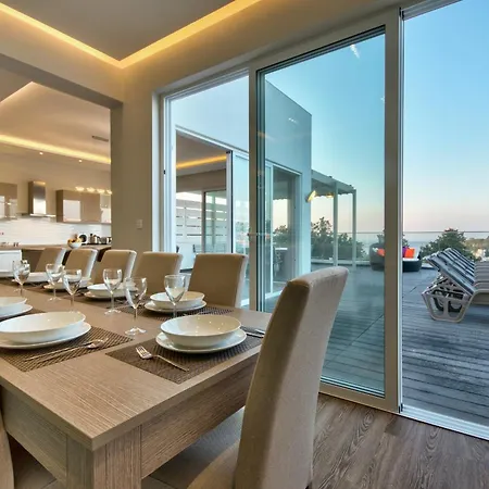 Villa Ghea - Indoor Jacuzzi Pool, Sauna And Games