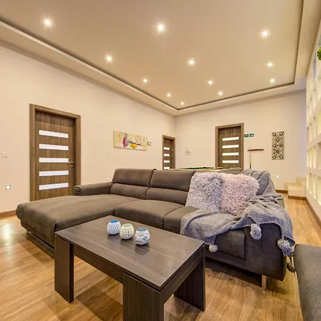 Ghea - Indoor Jacuzzi Pool, Sauna And Games